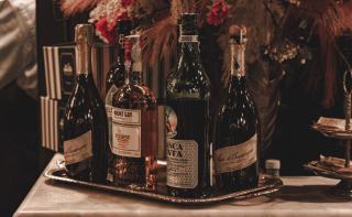 Mehrere Champagnerflaschen unterschiedlicher Preisklassen nebeneinander im Regal