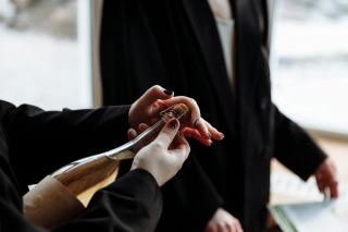 Champagner oeffnen: die richtige Technik Schritt fuer Schritt